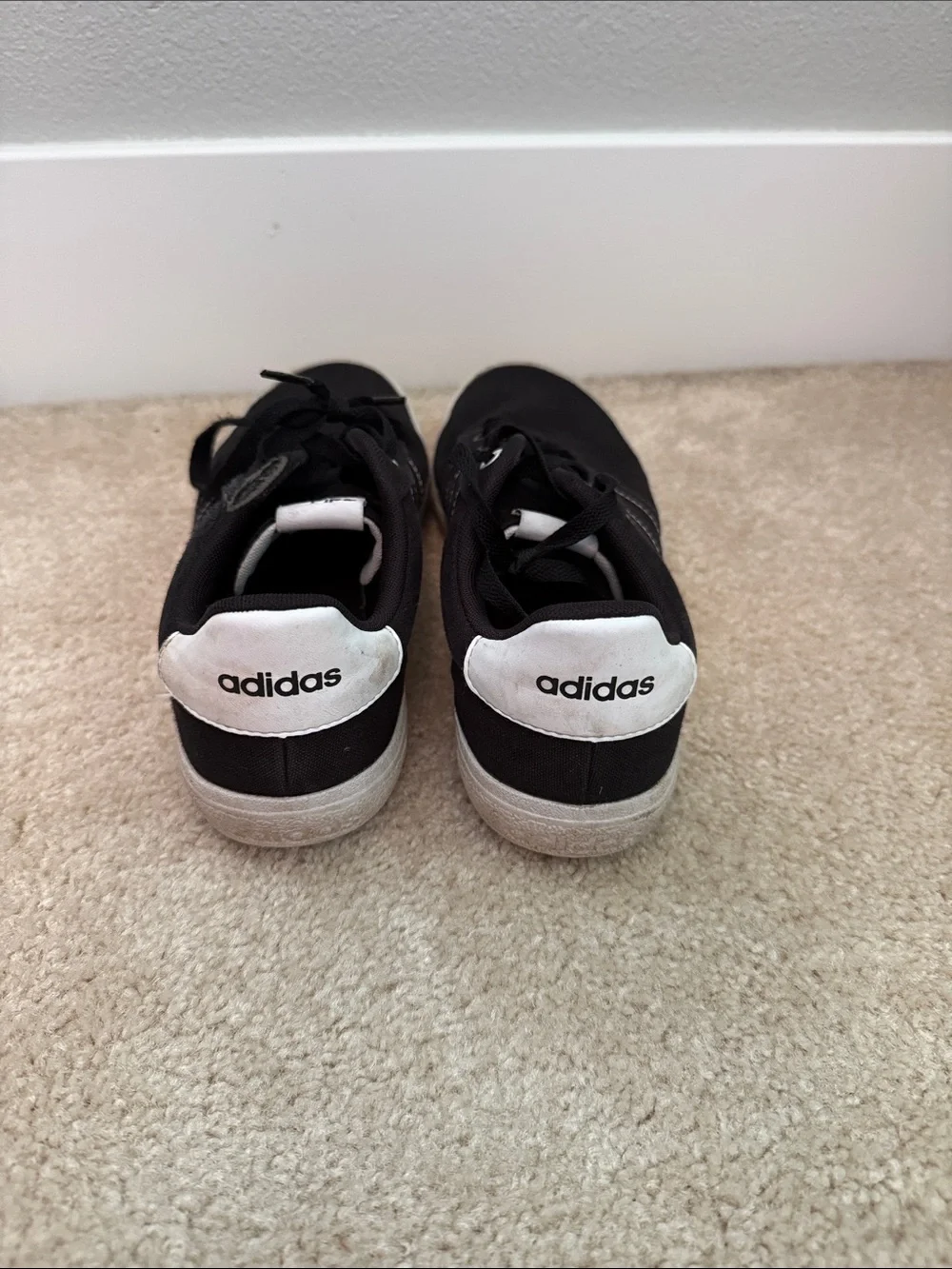 adidas Black Canvas Low-Top skate shoes  with White Heel boys size 5.5